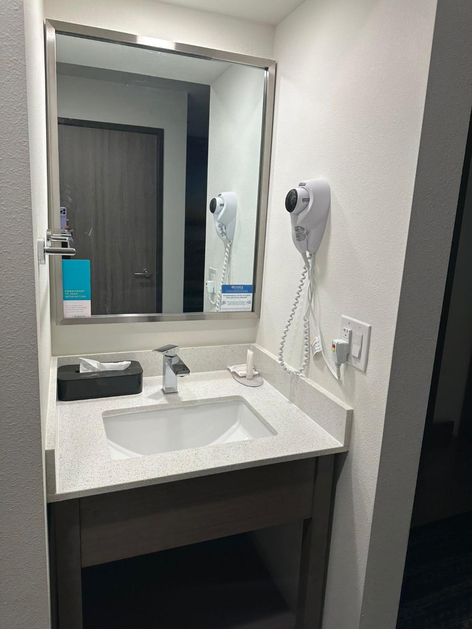 Clarion Pointe Hotel Milwaukee Exterior photo