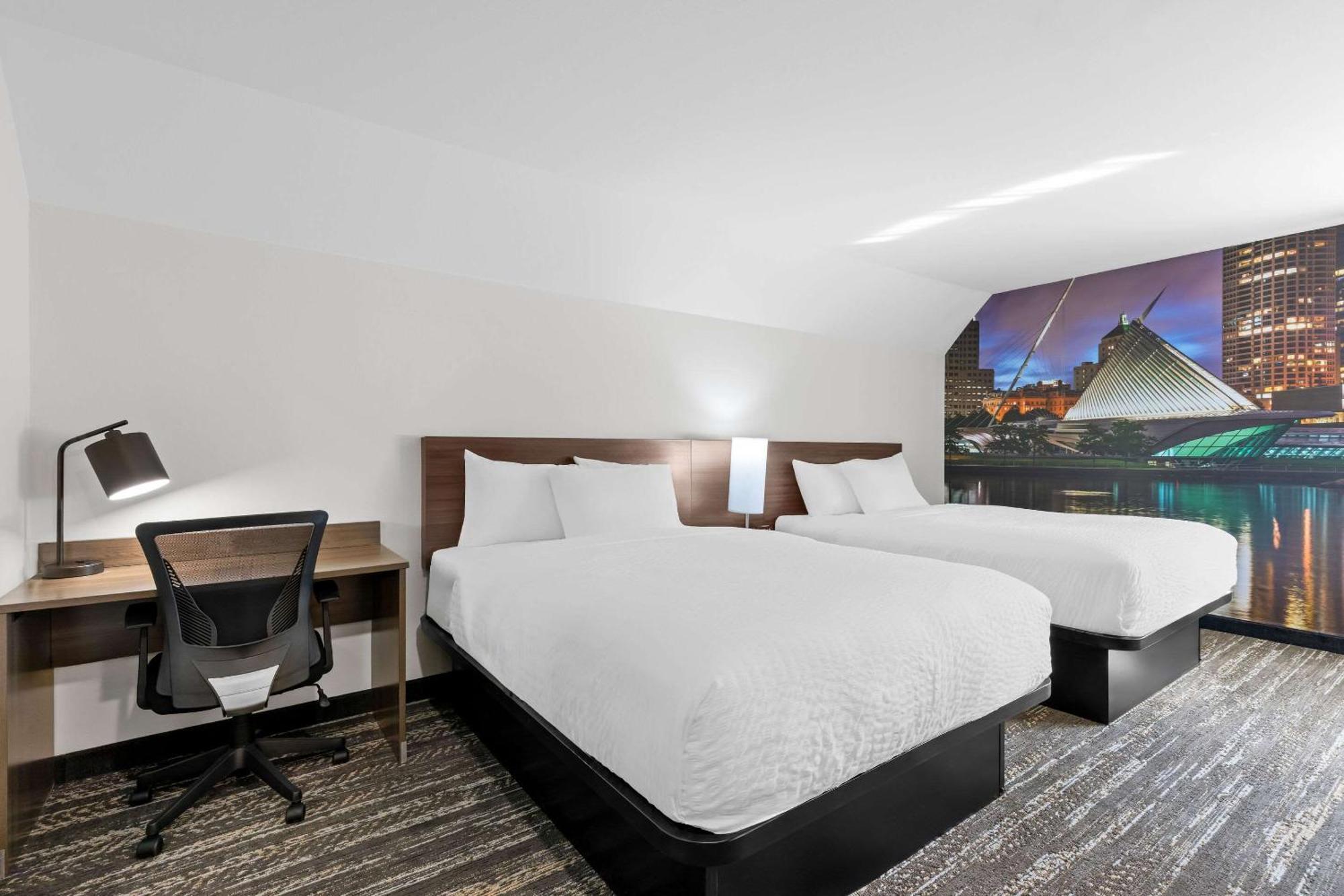 Clarion Pointe Hotel Milwaukee Exterior photo