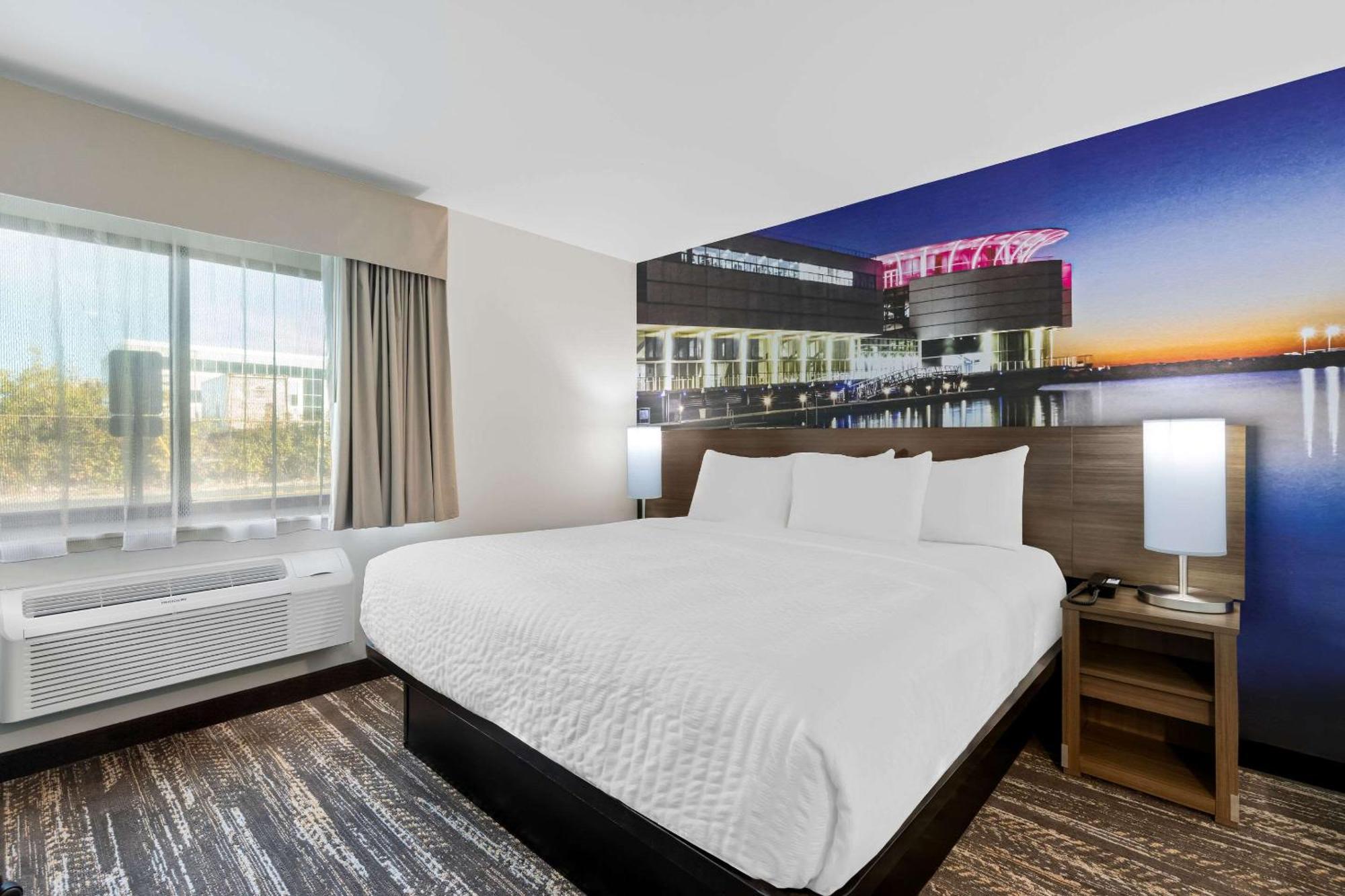 Clarion Pointe Hotel Milwaukee Exterior photo