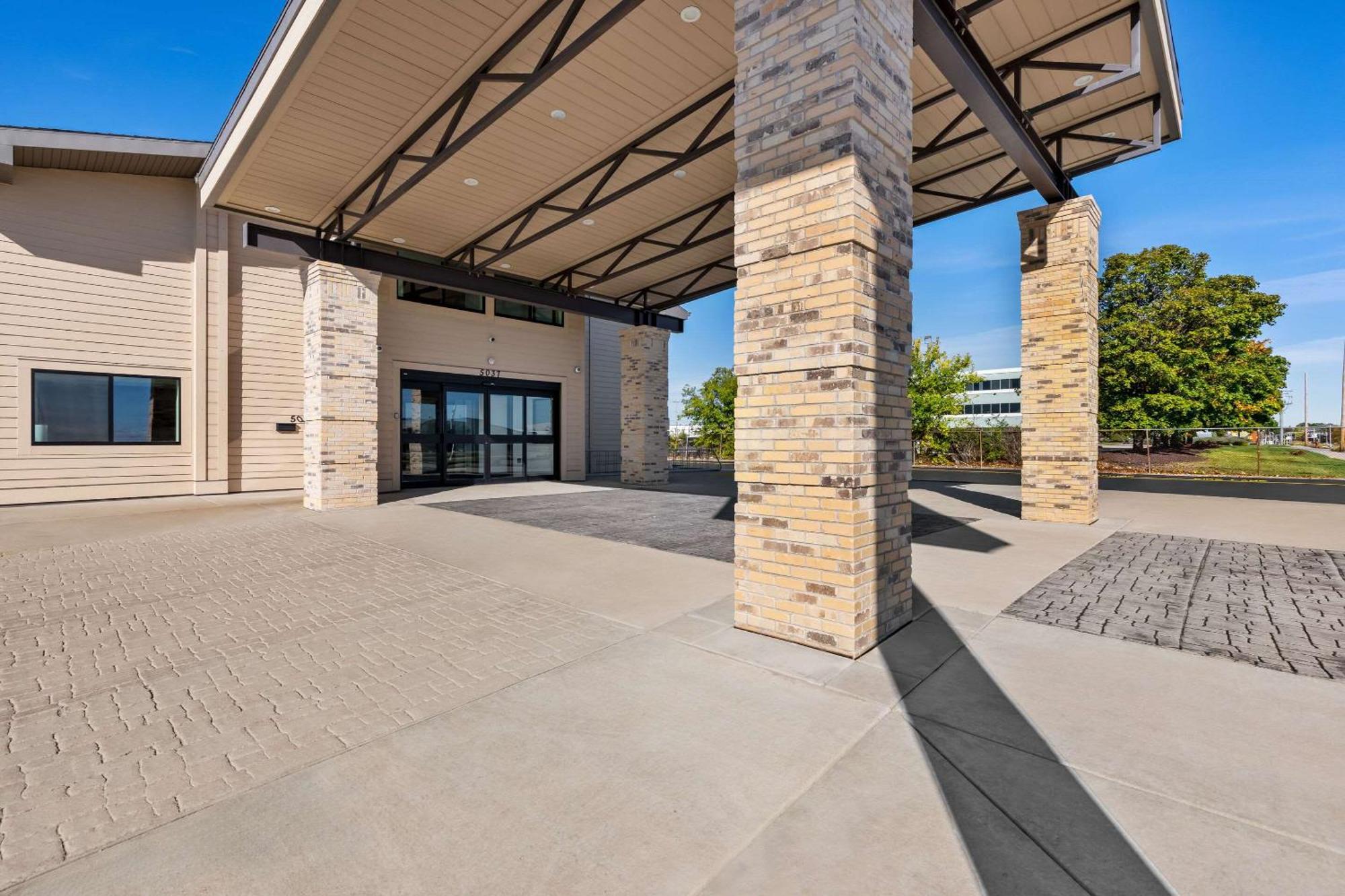 Clarion Pointe Hotel Milwaukee Exterior photo