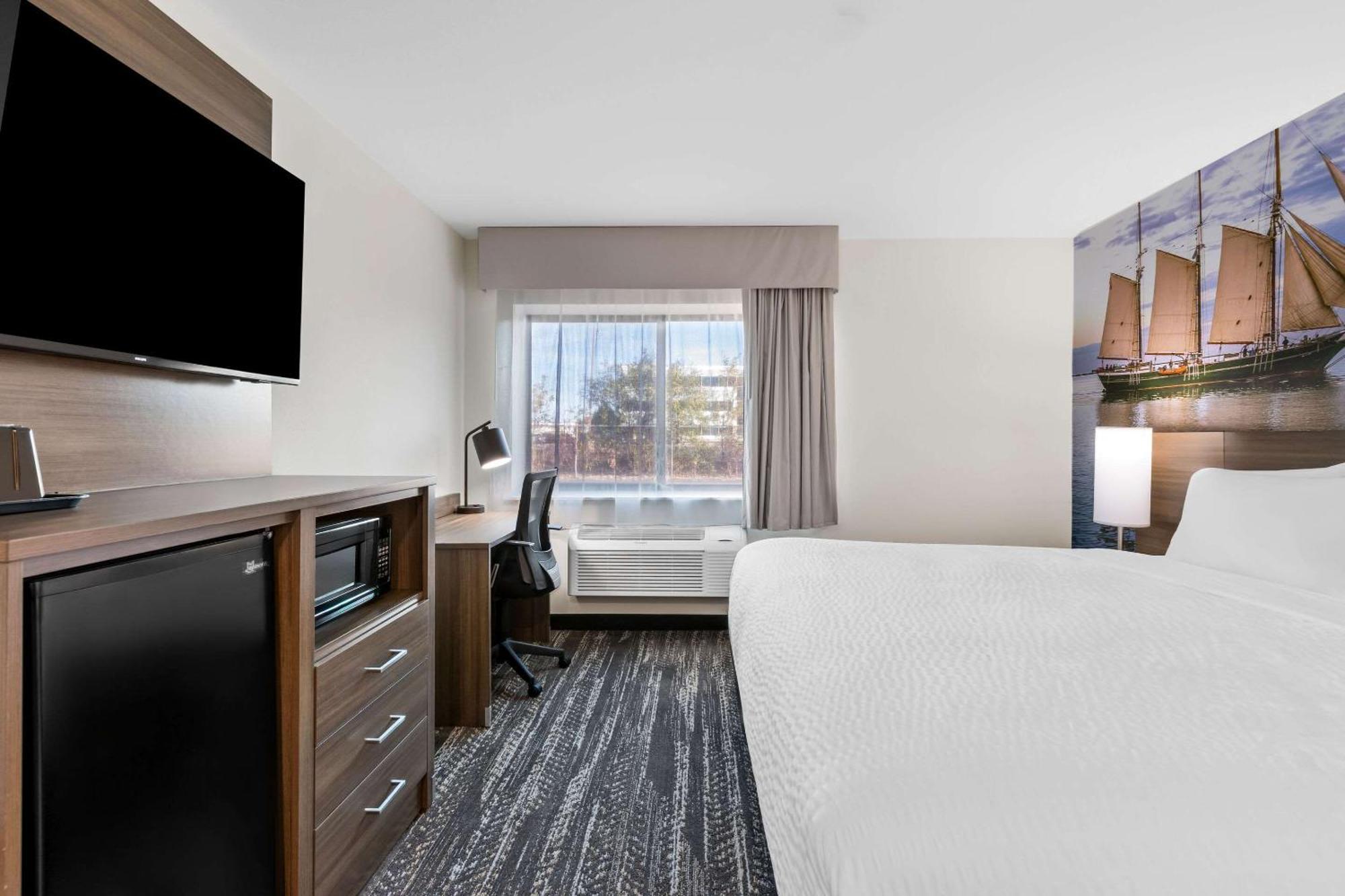 Clarion Pointe Hotel Milwaukee Exterior photo
