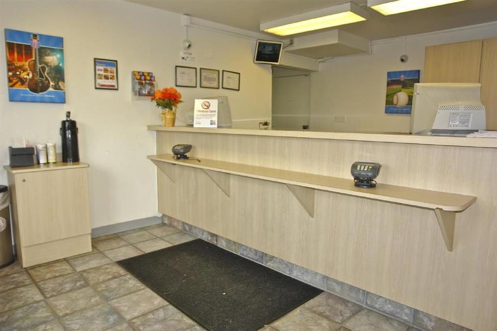 Clarion Pointe Hotel Milwaukee Interior photo